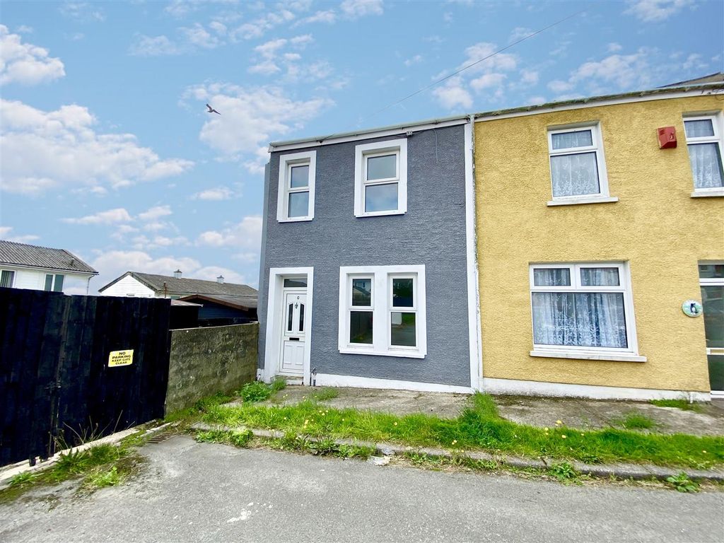 3 bed end terrace house for sale in Vicary Crescent, Milford Haven SA73, £110,000