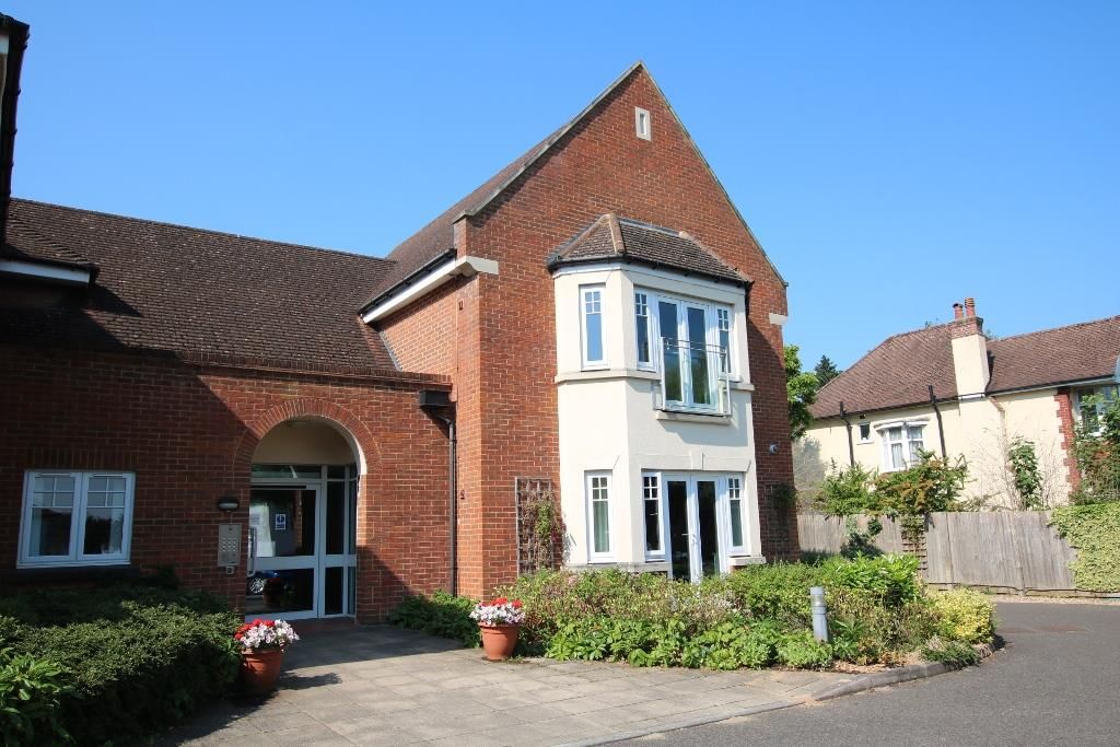 1 bed property for sale in Harroway Manor, Fetcham KT22, £300,000