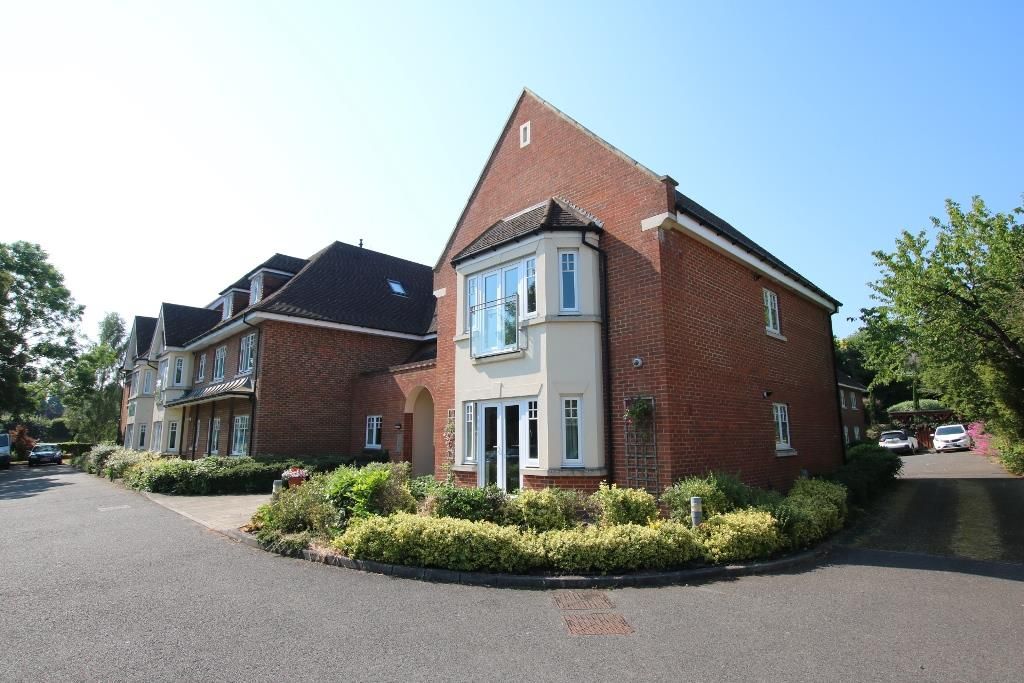 1 bed property for sale in Harroway Manor, Fetcham KT22, £300,000