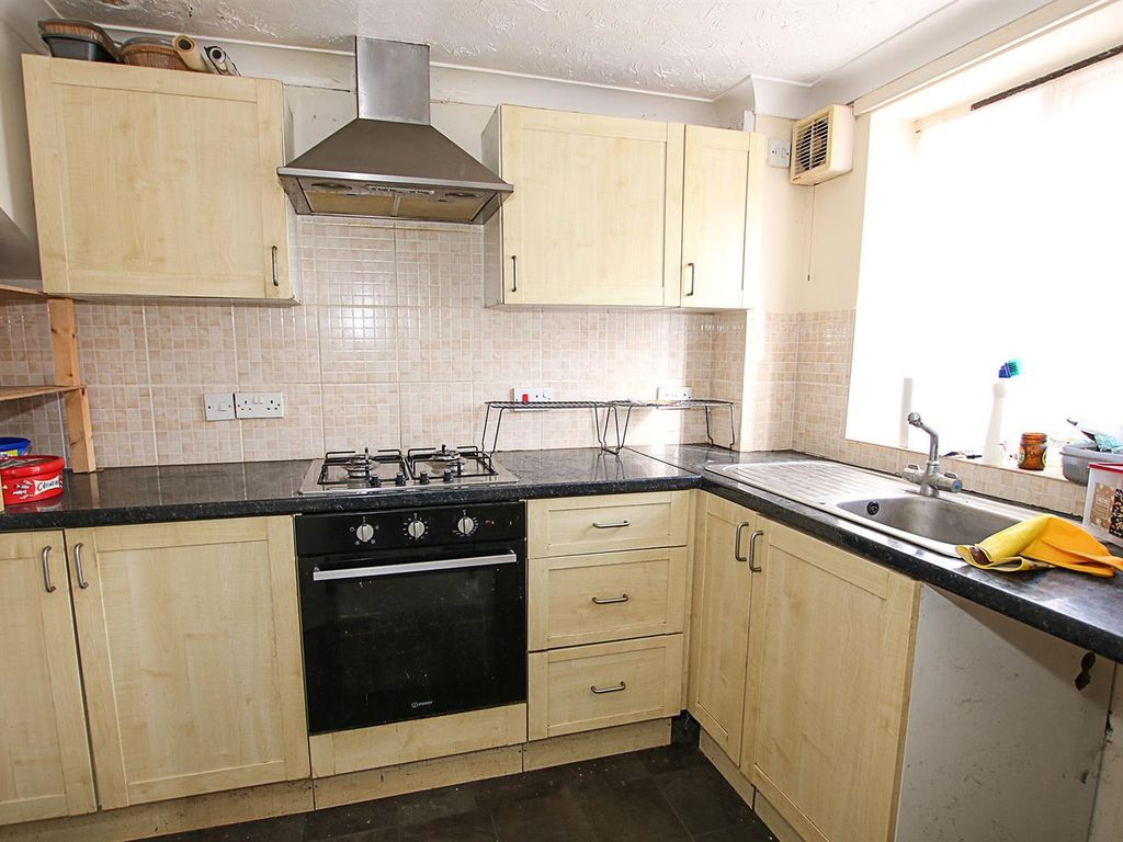 3 bed semi-detached house for sale in Willow Crescent, Newmarket CB8, £200,000