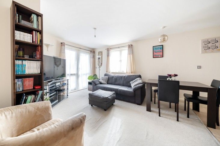 2 bed flat for sale in Mollison Drive, Wallington, London SM6, £114,000