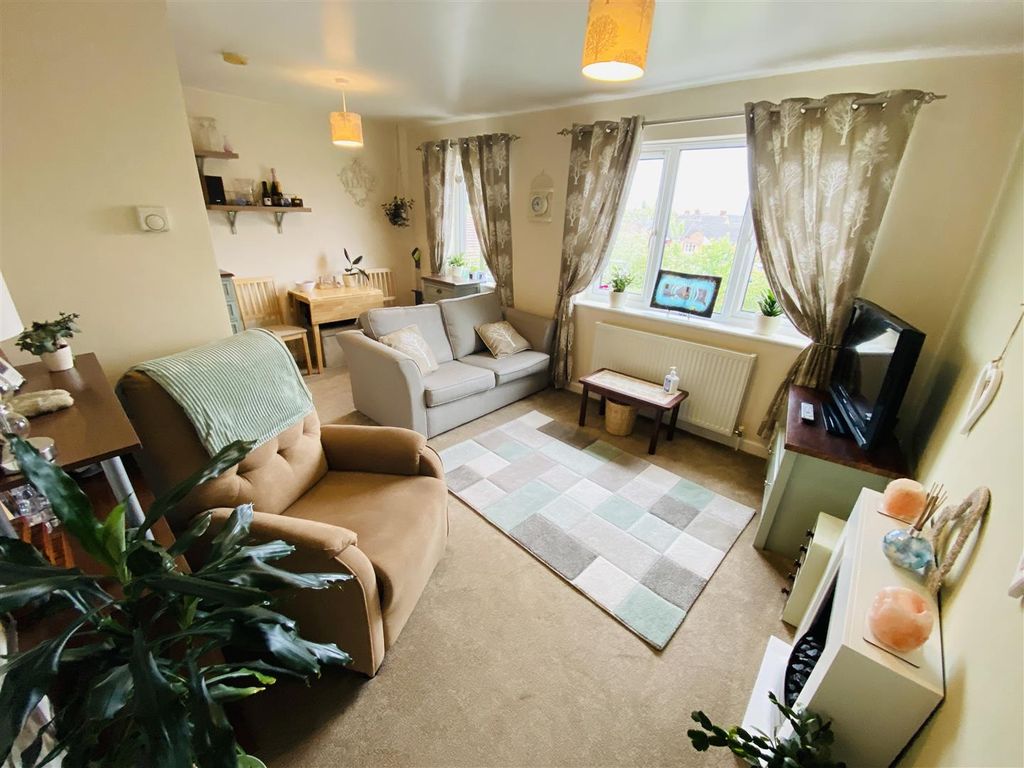 2 bed flat for sale in Long Trods, Selby YO8, £90,000