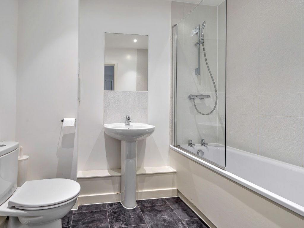 1 bed flat for sale in Station View, Guildford, Surrey GU1, £65,000