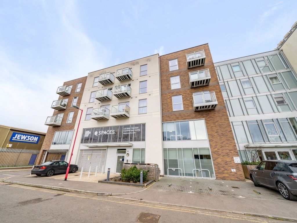 1 bed flat for sale in Station View, Guildford, Surrey GU1, £65,000