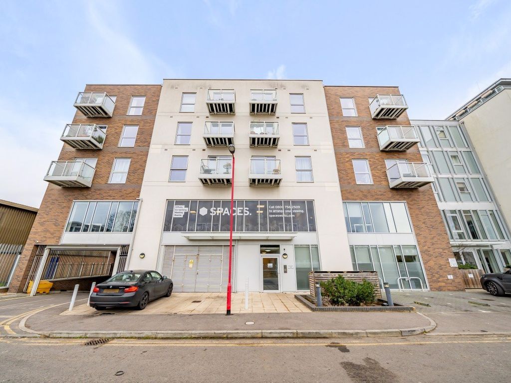 1 bed flat for sale in Station View, Guildford, Surrey GU1, £65,000