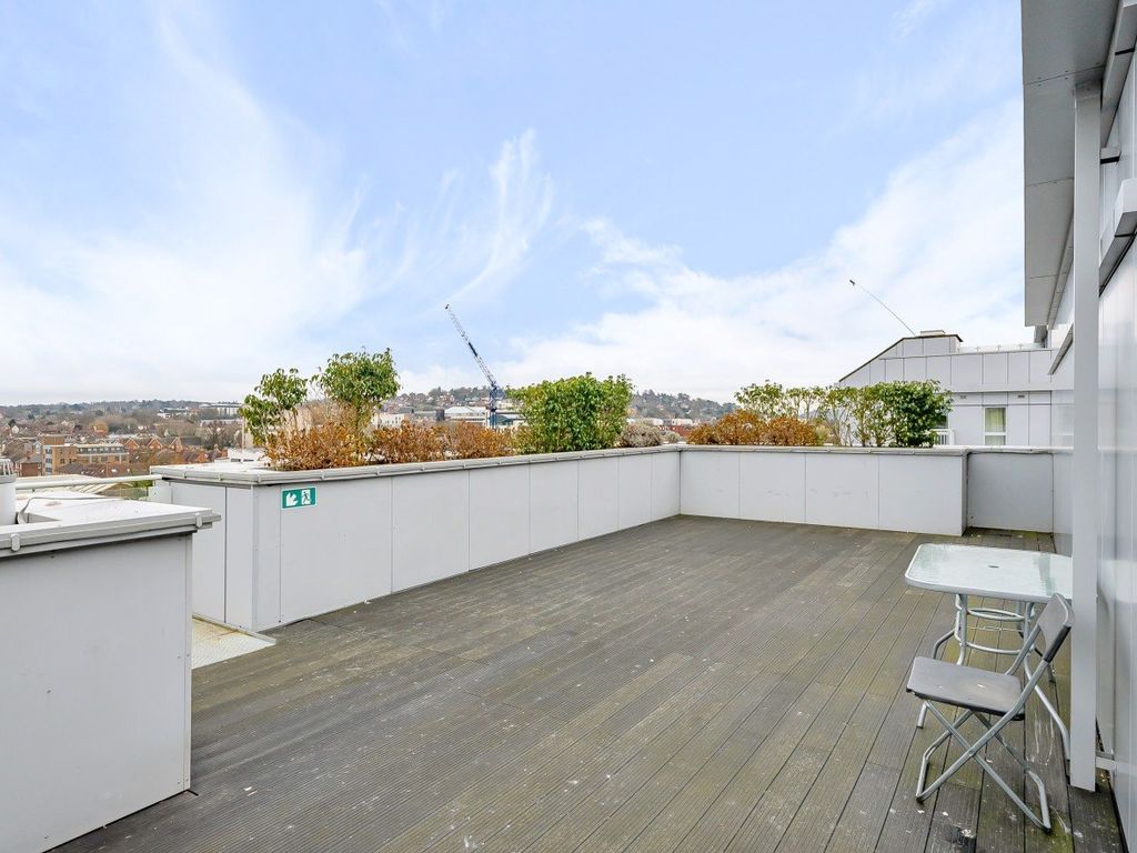 1 bed flat for sale in Station View, Guildford, Surrey GU1, £65,000