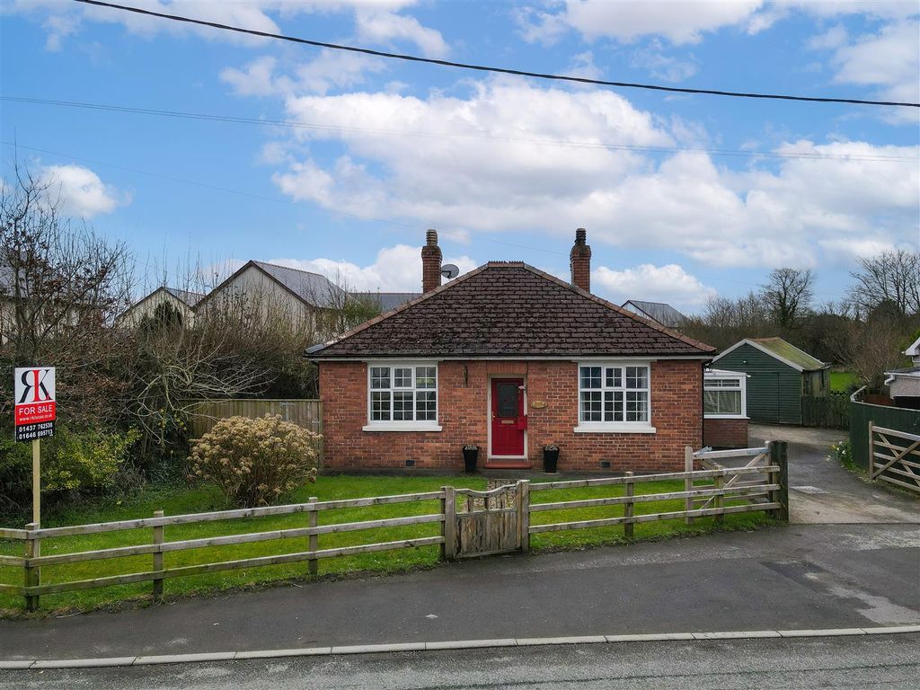 2 bed bungalow for sale in Clarbeston Road SA63, £285,000