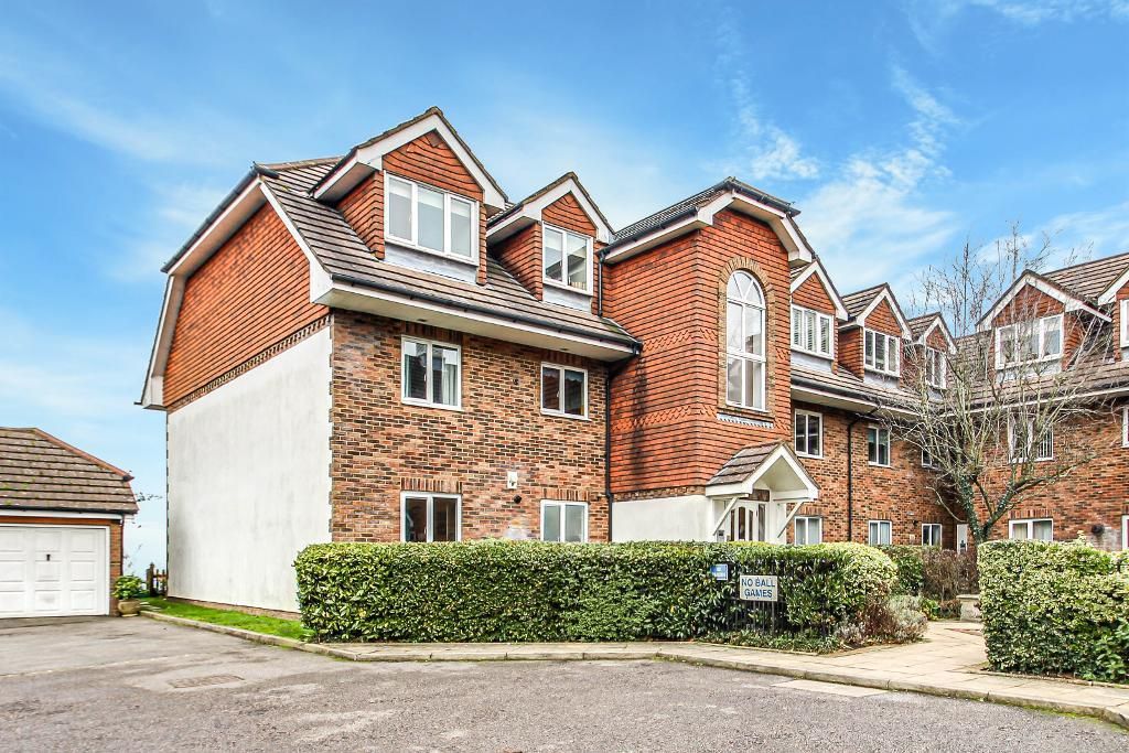 2 bed flat for sale in Sanderstead Heights, Addington Road, South Croydon CR2, £325,000