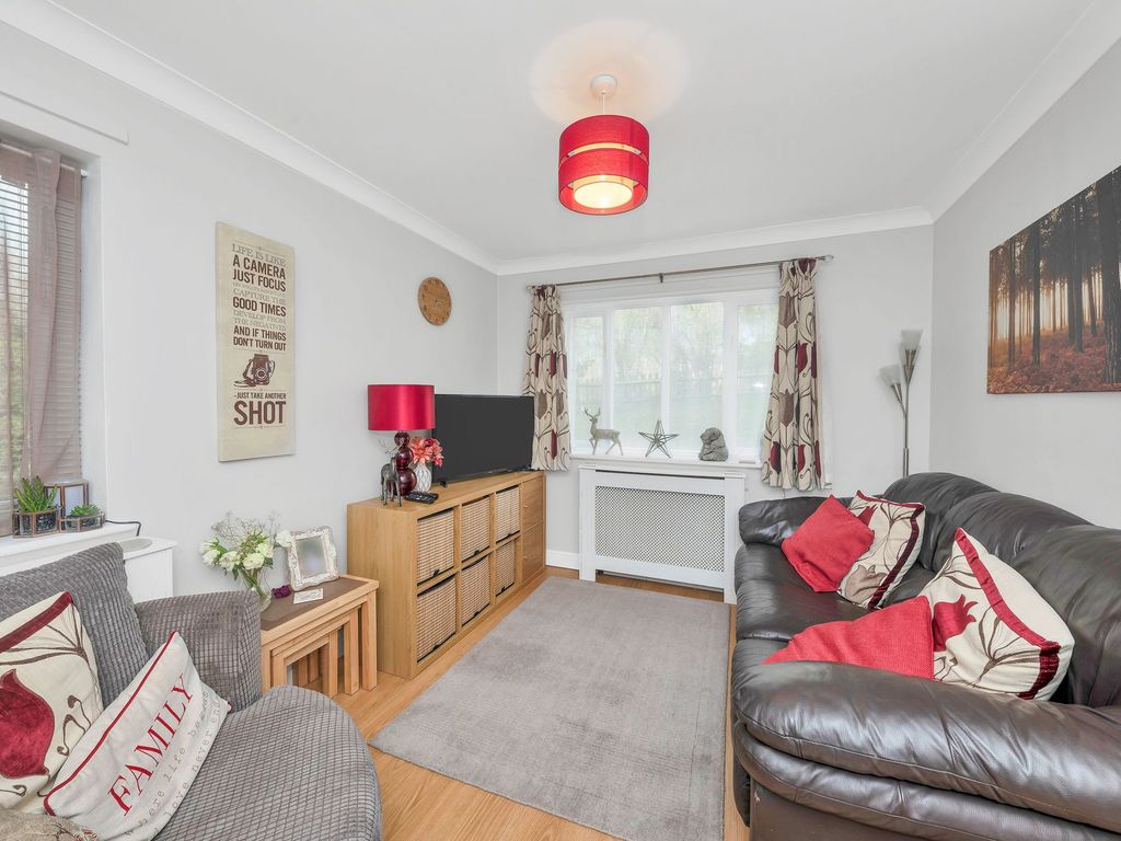 2 bed flat for sale in Shaftesbury Way, Royston SG8, £230,000