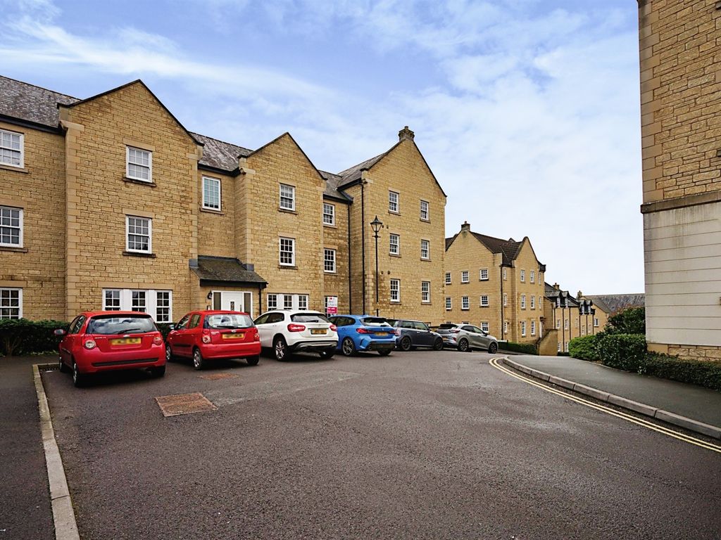 2 bed flat for sale in Flowers Yard, Chippenham SN15, £175,000