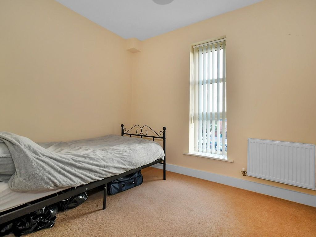 2 bed flat for sale in Silver Cross Way, Guiseley, Leeds LS20, £165,000