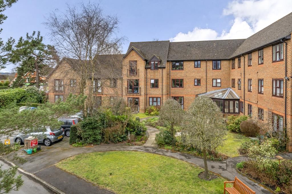 2 bed flat for sale in Fleet, Hampshire GU51, £150,000