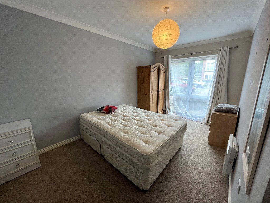2 bed flat for sale in Meadow Way, Caversham, Reading RG4, £250,000