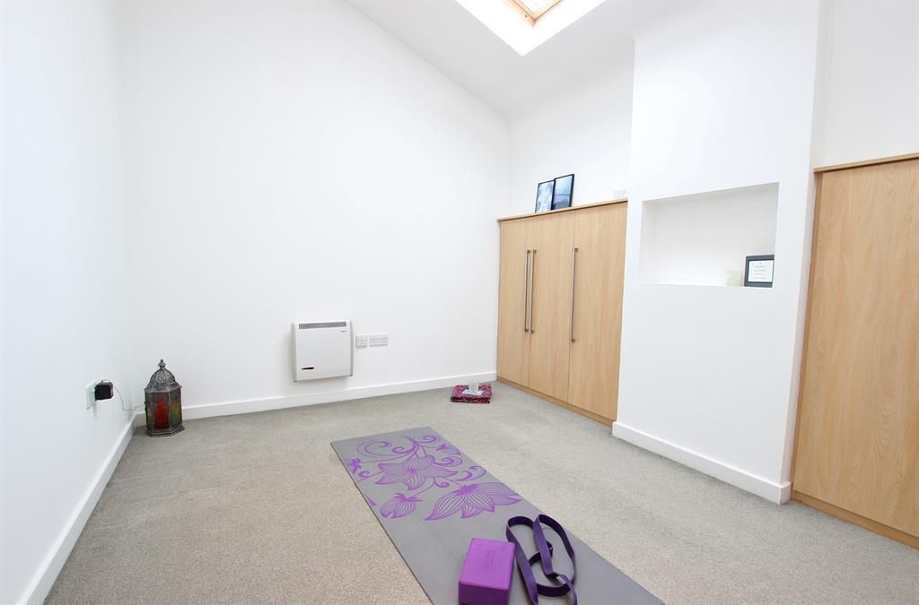2 bed flat for sale in Oldfield Avenue, Darwen BB3, £130,000