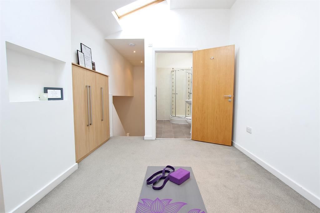 2 bed flat for sale in Oldfield Avenue, Darwen BB3, £130,000