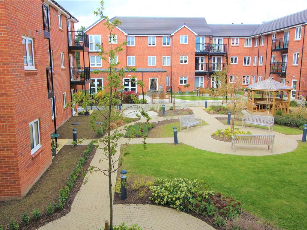 2 bed flat for sale in Oakhill Place, Bedford MK41, £280,000