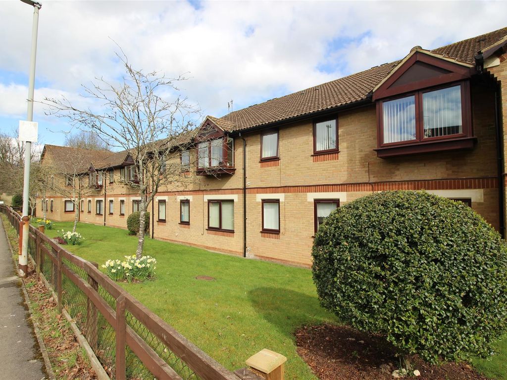 2 bed flat for sale in Charter Road, Chippenham SN15, £129,950