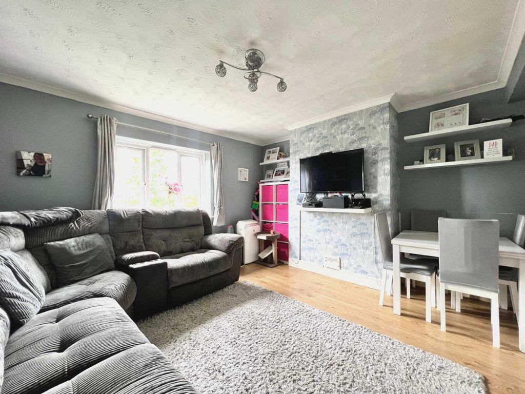 2 bed flat for sale in Teviot Avenue, Aveley RM15, £210,000