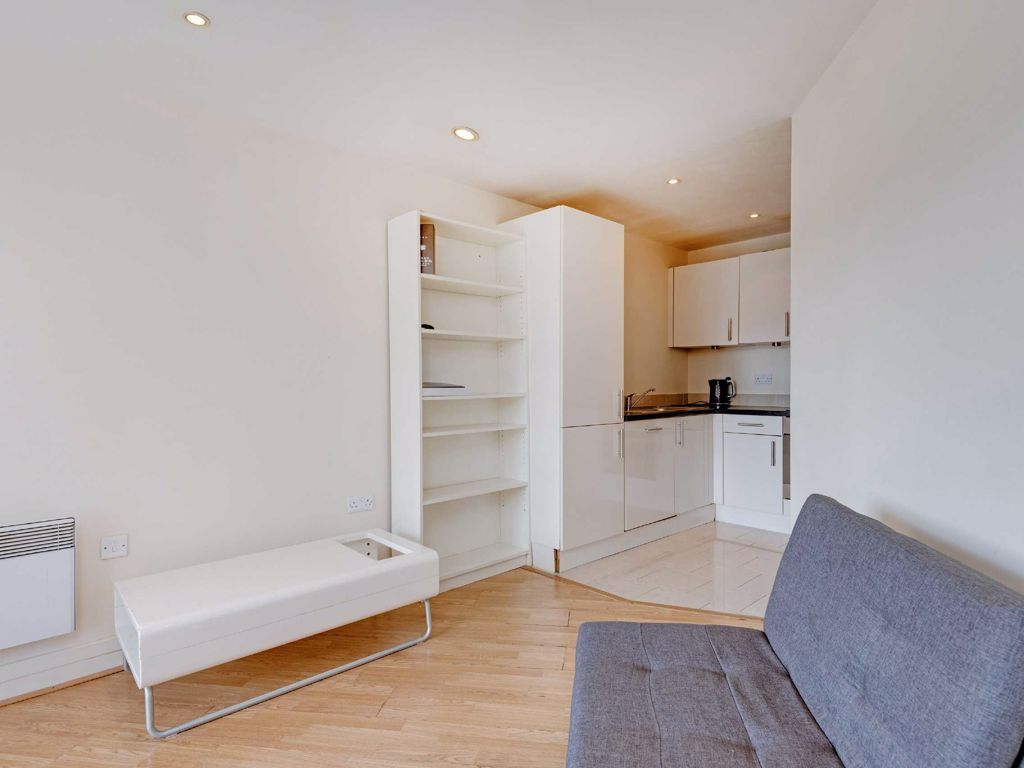 1 bed flat for sale in Greyhound Hill, London NW4, £240,000