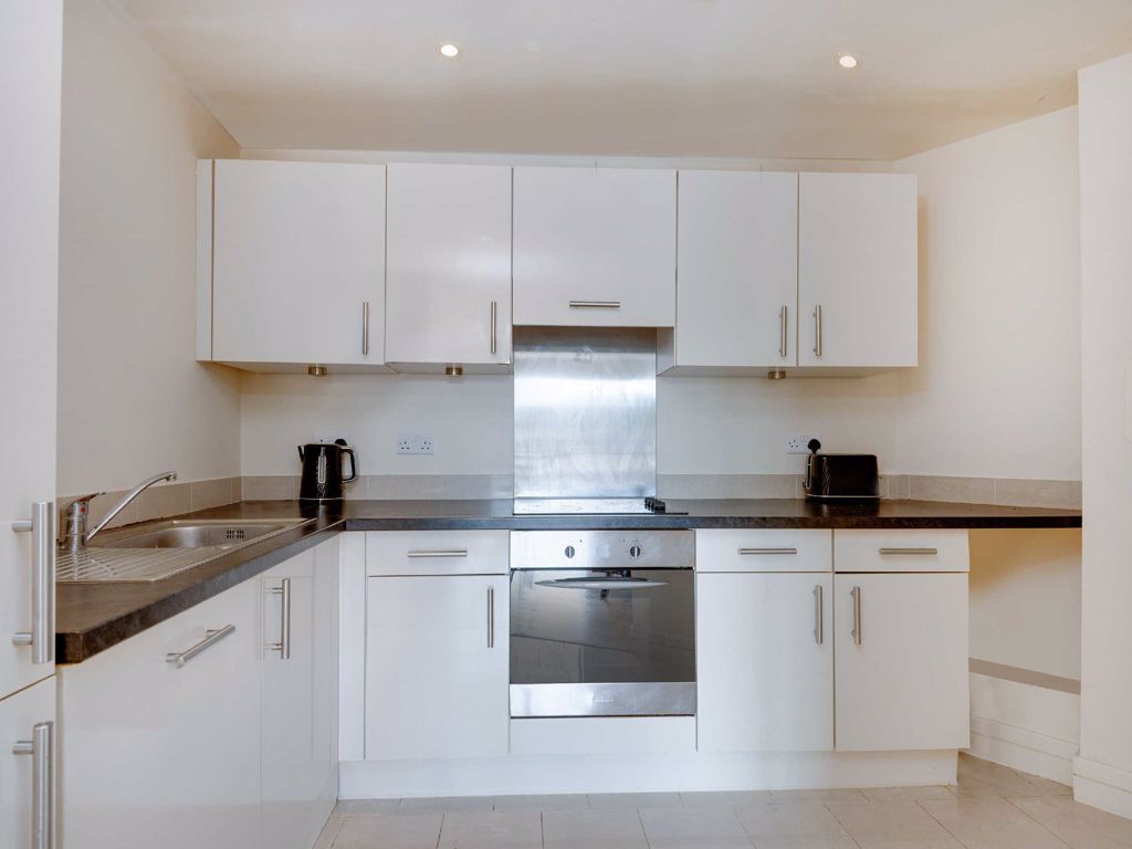 1 bed flat for sale in Greyhound Hill, London NW4, £240,000