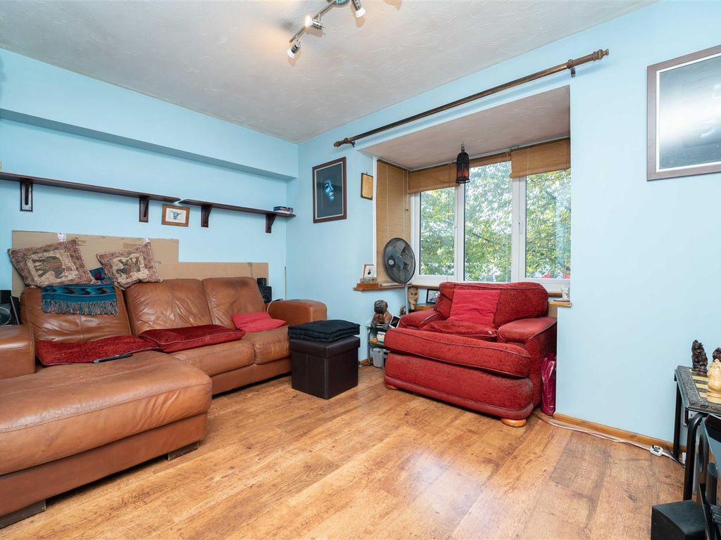 1 bed flat for sale in Cubitt Square, Southall UB2, £242,950