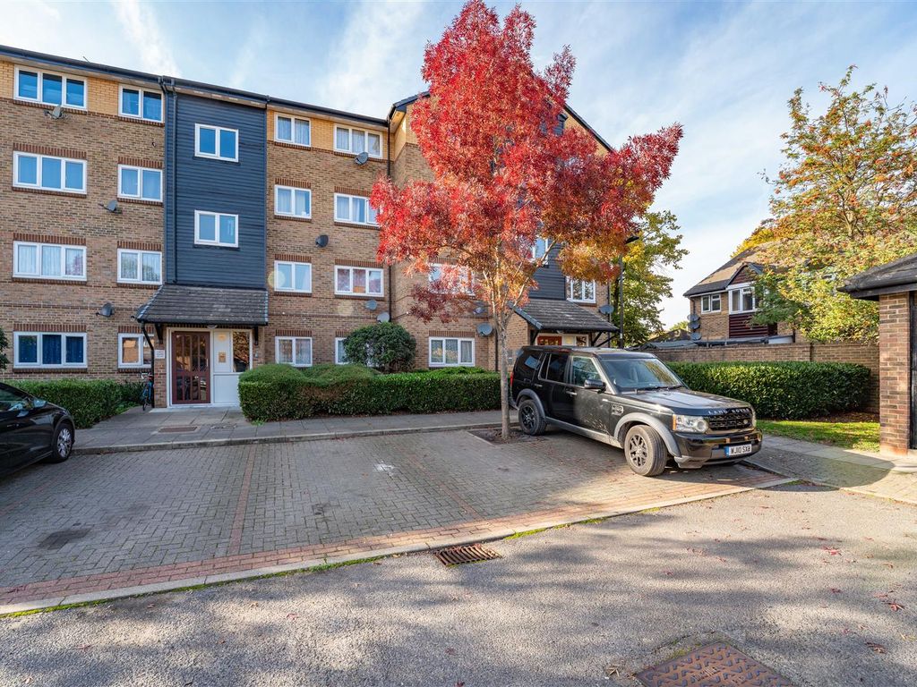 1 bed flat for sale in Cubitt Square, Southall UB2, £242,950