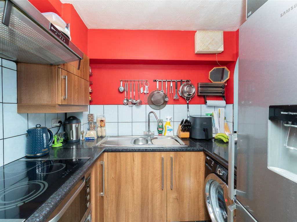 1 bed flat for sale in Cubitt Square, Southall UB2, £242,950