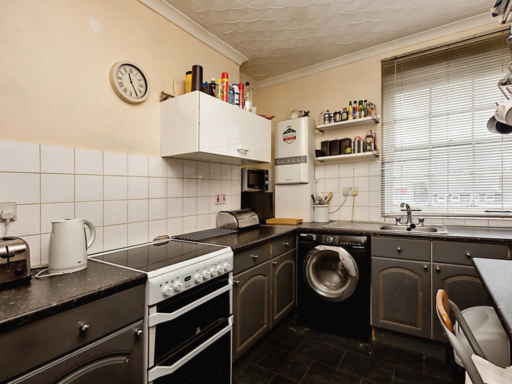 1 bed flat for sale in Harmer Street, Gravesend, Kent DA12, £140,000