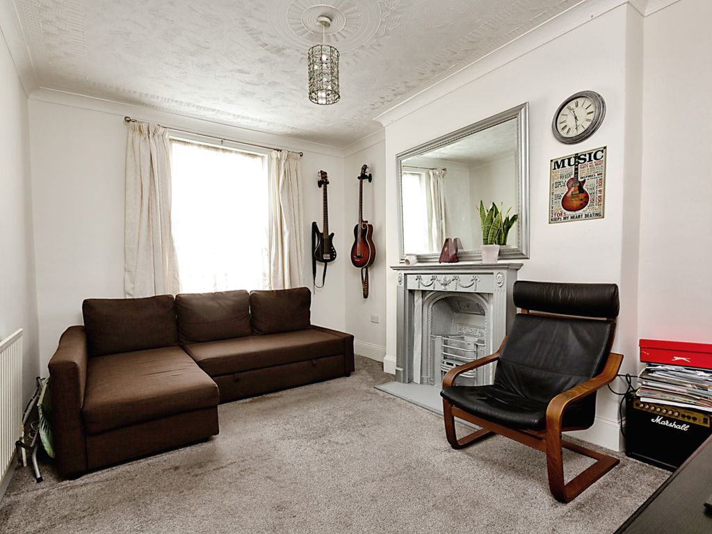 1 bed flat for sale in Harmer Street, Gravesend, Kent DA12, £140,000
