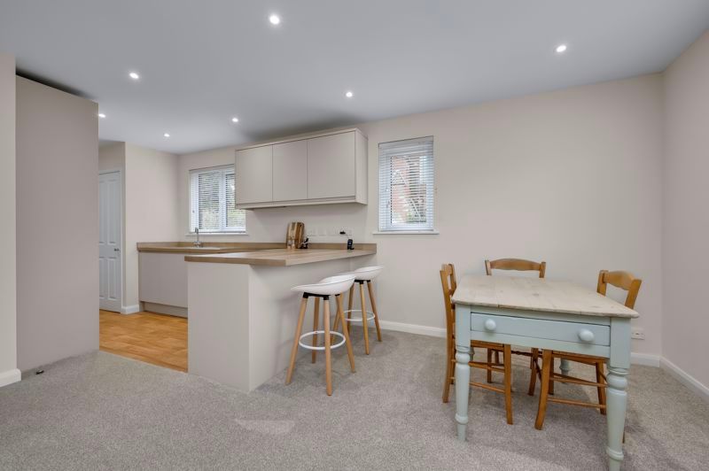 2 bed flat for sale in Lower Street, Haslemere GU27, £259,950