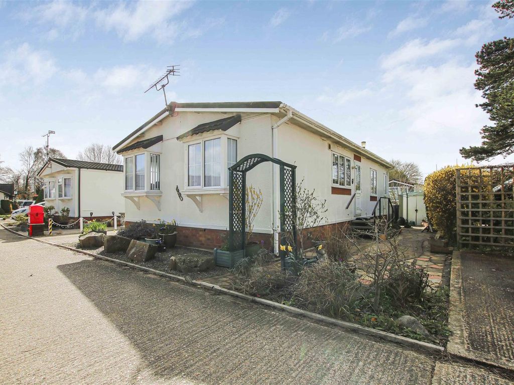 2 bed mobile/park home for sale in The Ridings, Willows Riverside Park, Windsor SL4, £240,000