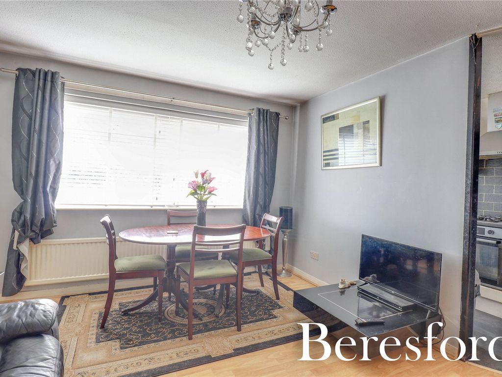 1 bed flat for sale in Ardleigh Court, Hutton Road CM15, £230,000