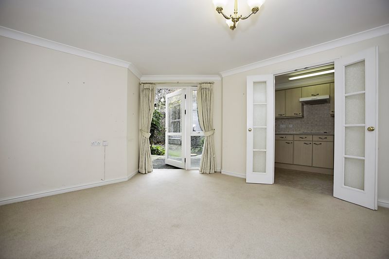 2 bed flat for sale in Nelson Court, Gravesend DA12, £160,000