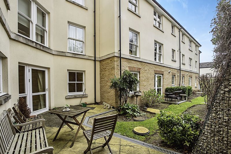 2 bed flat for sale in Nelson Court, Gravesend DA12, £160,000