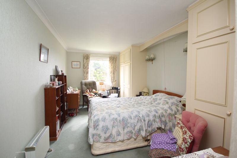 2 bed flat for sale in Waterloo Road, Tonbridge TN9, £185,000