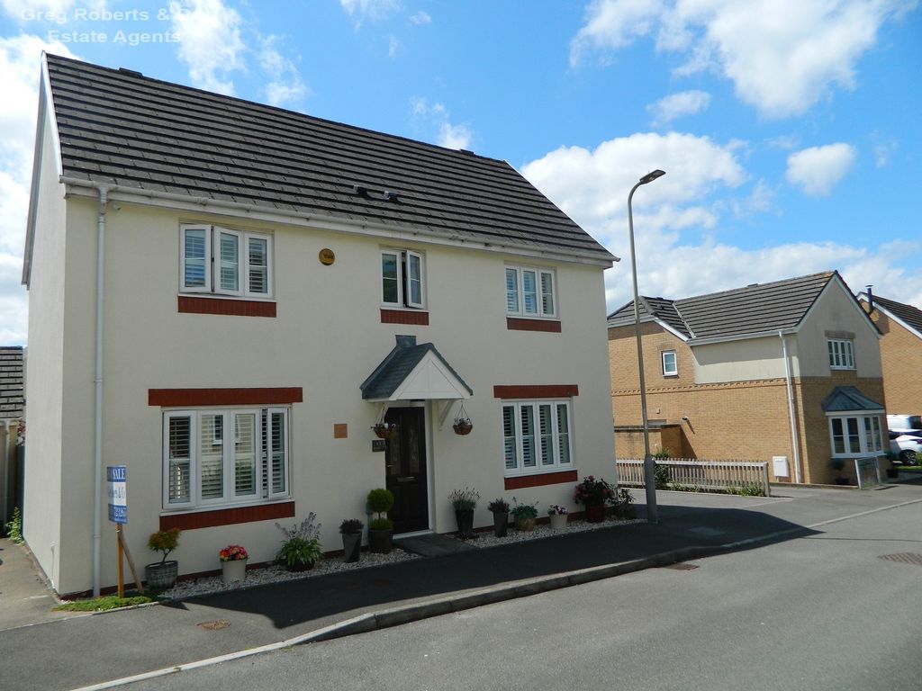 4 bed detached house for sale in 15 Parc Bevin, Croespenmaen, Crumlin. NP11, £329,950