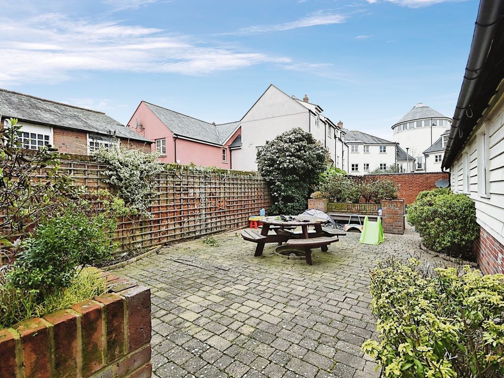 2 bed flat for sale in Courtaulds Mews, High Street, Braintree CM7, £130,000