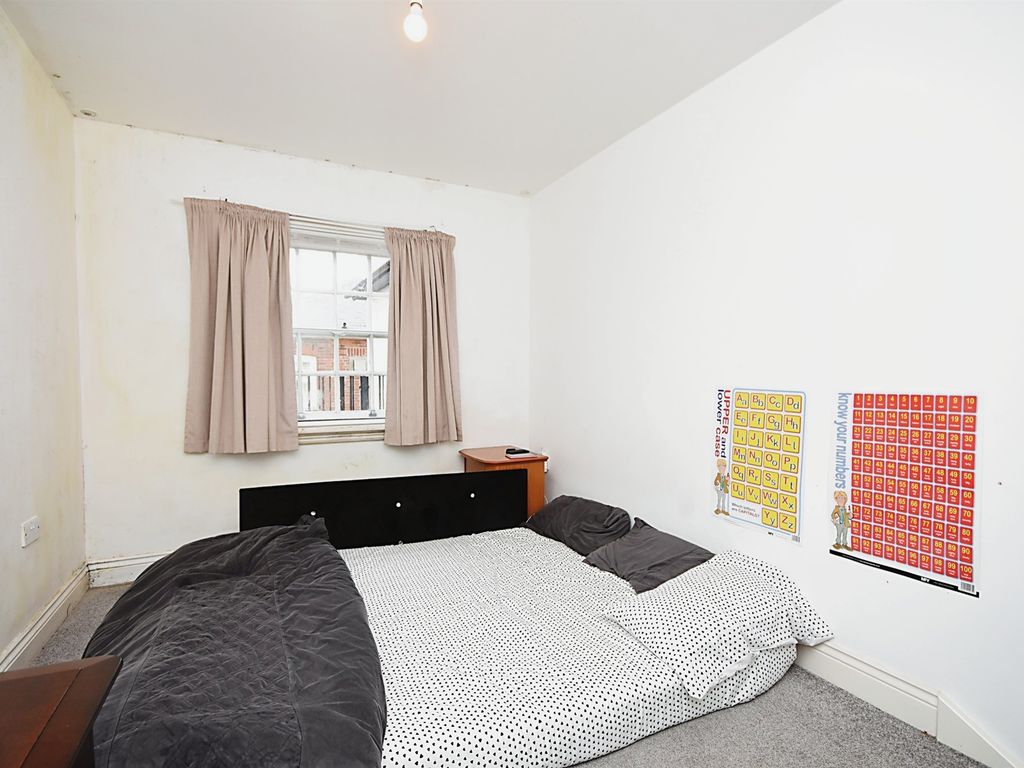 2 bed flat for sale in Courtaulds Mews, High Street, Braintree CM7, £130,000