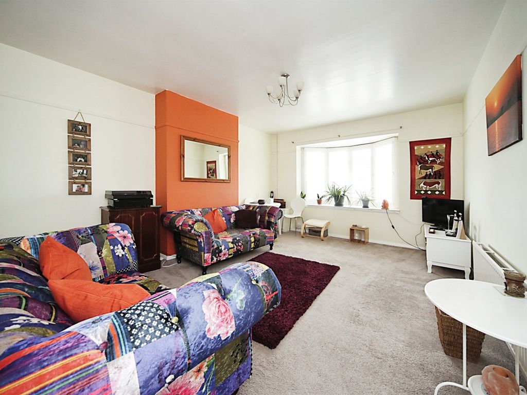 3 bed maisonette for sale in Croft Road, Luton LU2, £200,000