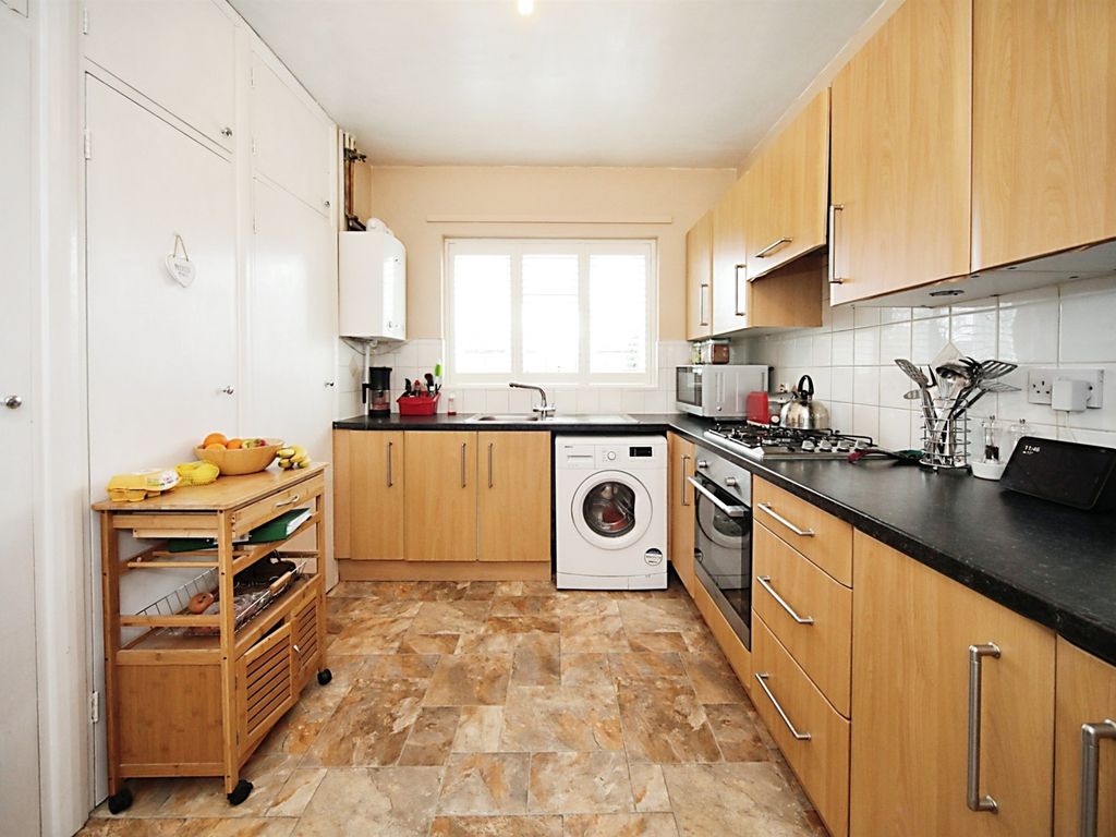 3 bed maisonette for sale in Croft Road, Luton LU2, £200,000