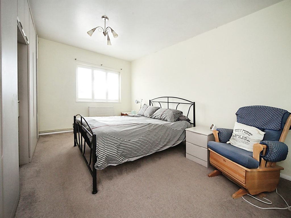 3 bed maisonette for sale in Croft Road, Luton LU2, £200,000