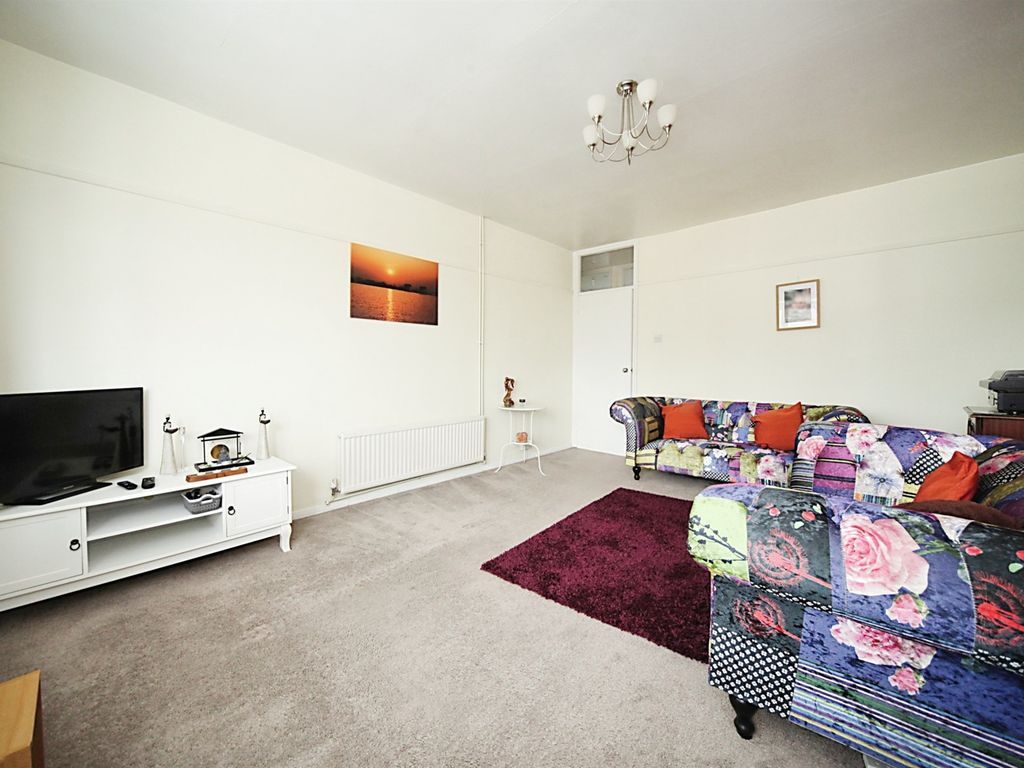 3 bed maisonette for sale in Croft Road, Luton LU2, £200,000