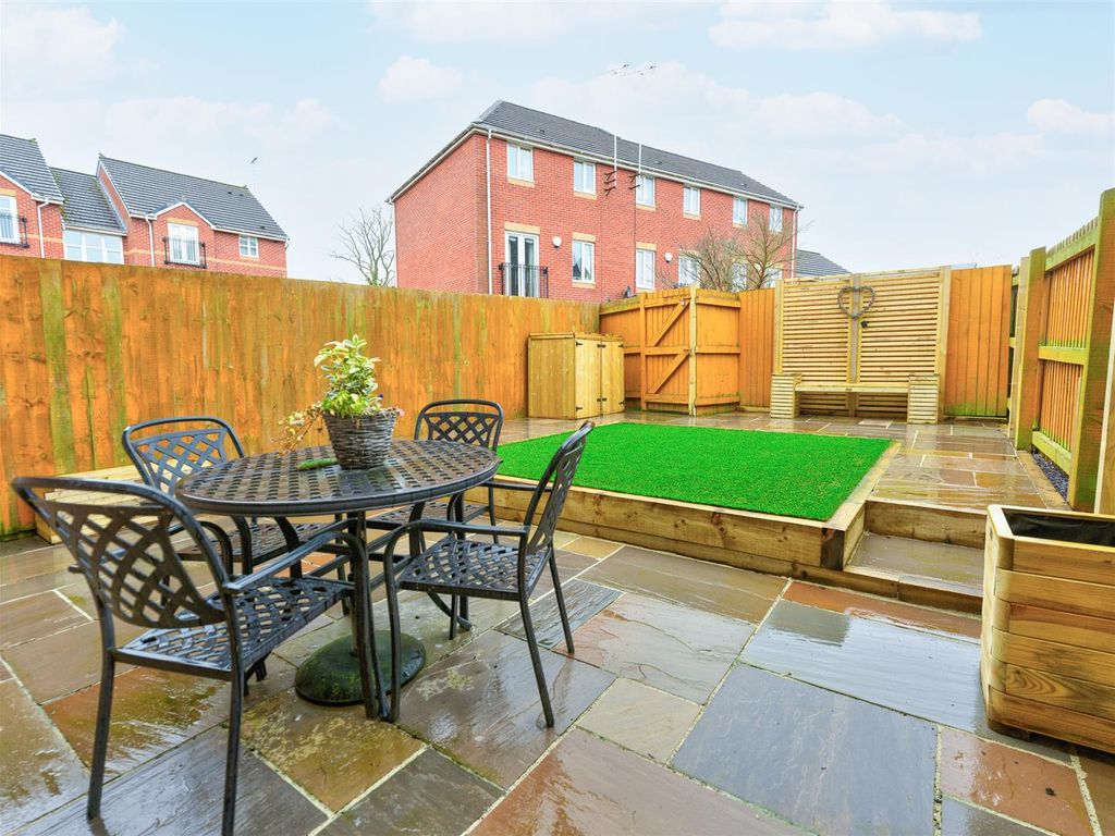 4 bed terraced house for sale in Talbot Way, Stapeley, Cheshire CW5, £269,500