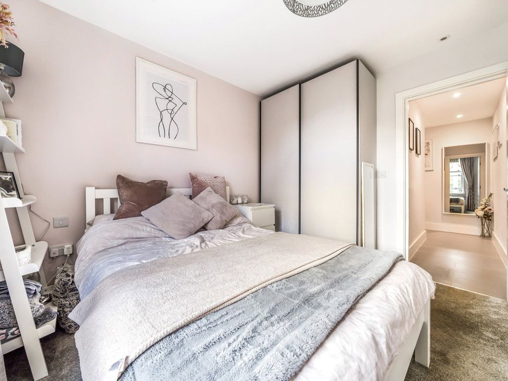 1 bed flat for sale in Guildford, Surrey GU1, £250,000