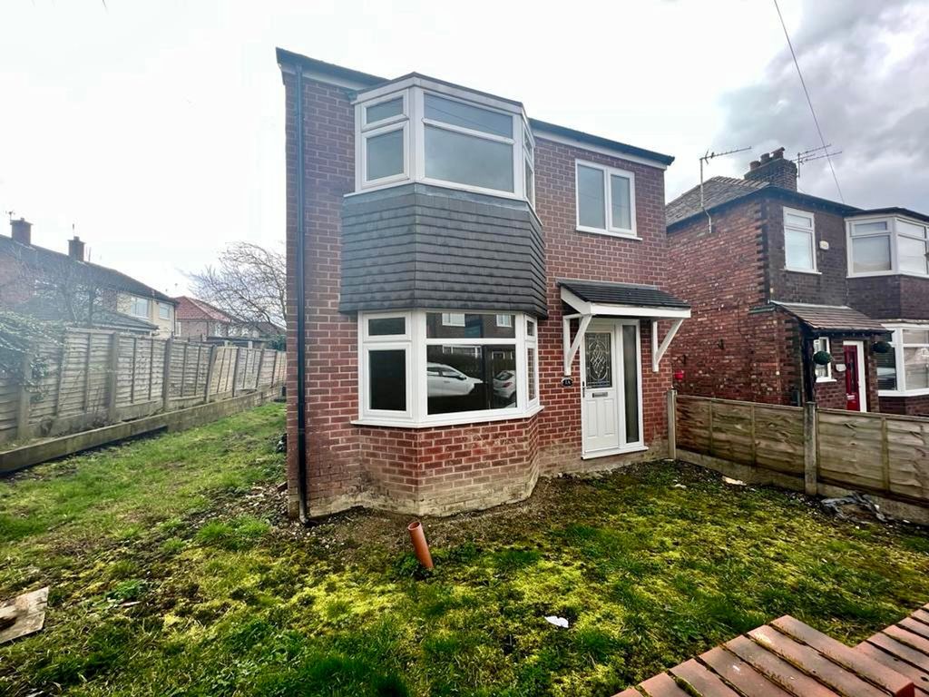 3 bed detached house for sale in Fernlea Crescent, Swinton M27, £265,000