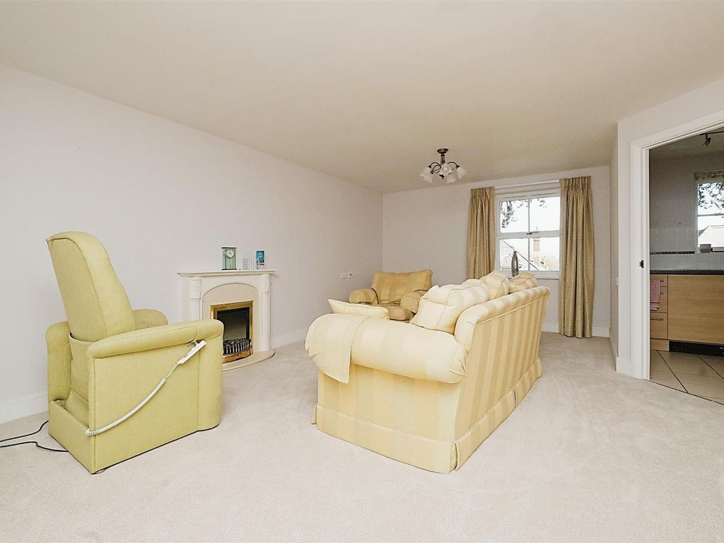 2 bed flat for sale in Wilton Court, Southbank Road, Kenilworth CV8, £255,000