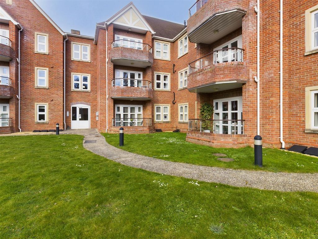 3 bed flat for sale in Woodfield Gardens, Belmont, Hereford - Private Balcony HR2, £290,000