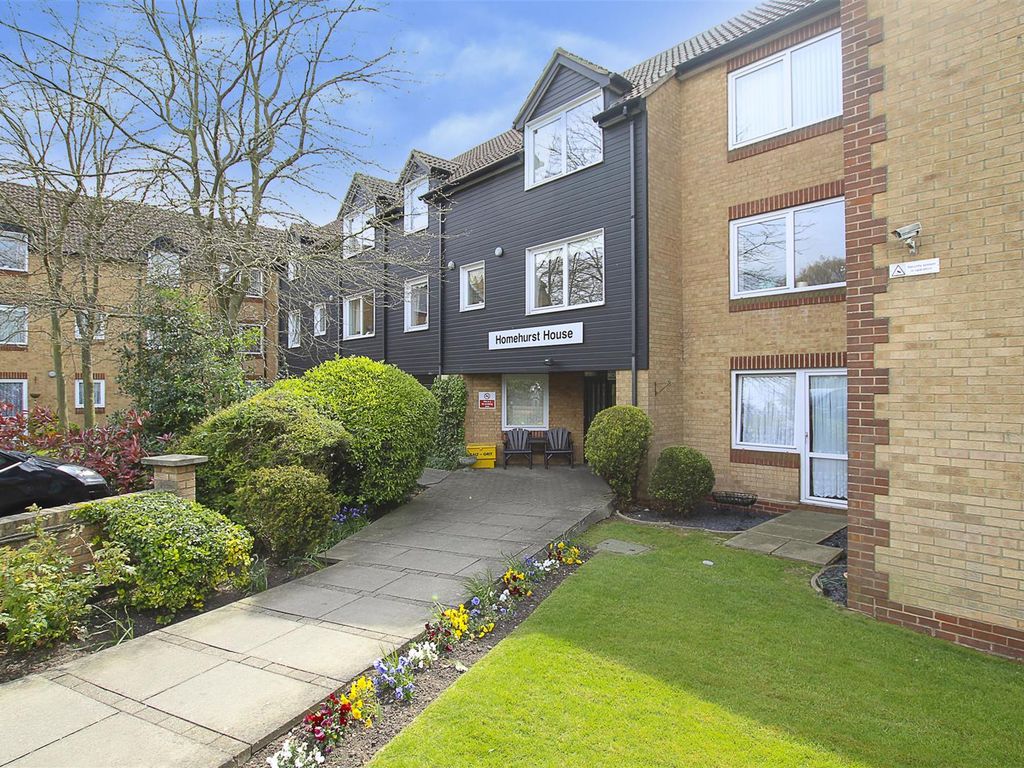 1 bed flat for sale in Sawyers Hall Lane, Brentwood CM15, £120,000