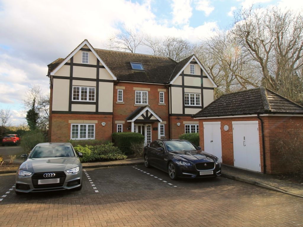2 bed flat for sale in Byron House, Sheridan Court, High Wycombe HP12, £250,000