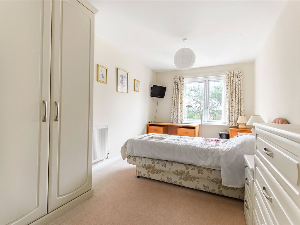 1 bed flat for sale in Park Lane, Camberley, Surrey GU15, £160,000